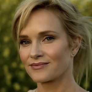 Nicholle Tom
