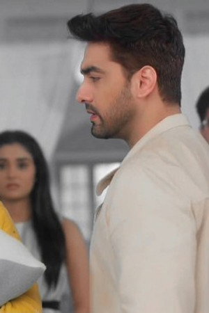 Abhira decides to comfort Ruhi