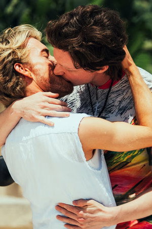 Five super-hot kisses!