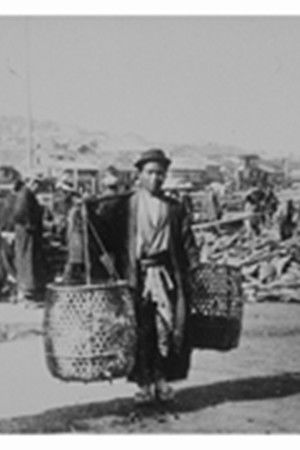 Yokohama : déchargement dans un port