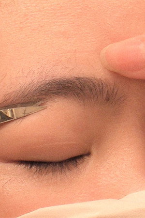 Hair and Makeup Salon: Grooming the Eyebrows and Mind