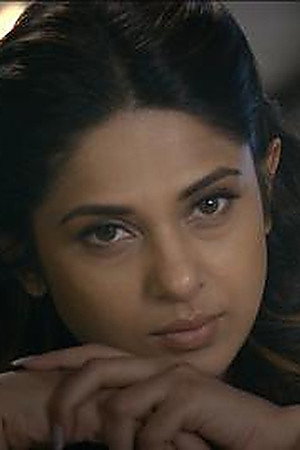 Maya Gives A Gift Box To Saanjh