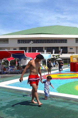 A 10-yen Pool in Midsummer Ehime