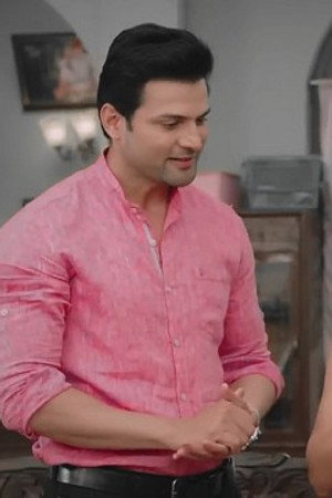The priest matches Amruta and Virat's horoscope