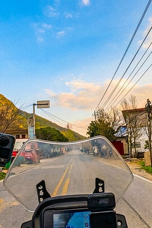 POV you're 两个白色的外国人 driving across China