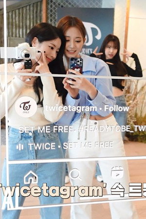 TWICE TV “READY TO BE POP-UP Experience” Behind the Scenes