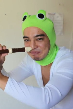 PLAYING RECORDER WITH NOSTRIL