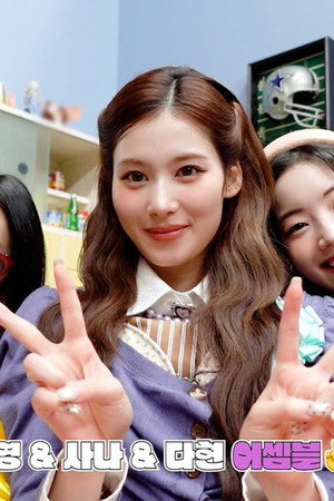 👤: What does 10th-anniv TWICE do on break?