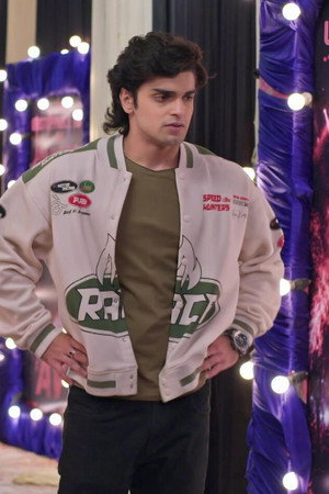 Akshay Spots Angad?