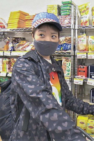 Salvaging Bargains at a Tokyo Grocery Store