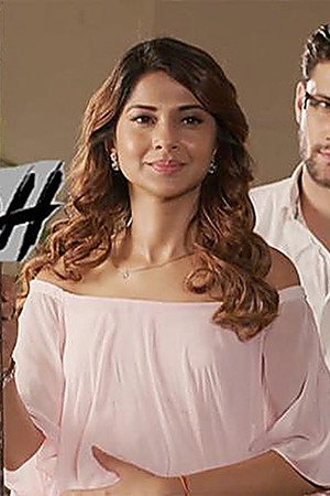 Maya Spots Arjun Along With Saanjh