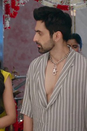 Dildar organises Amruta's Grihapravesh