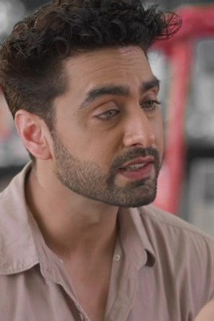 Armaan reasons with Maira