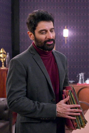 Hemant Seeks Noina's Help