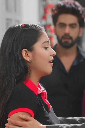 Armaan eases Abhira's worries