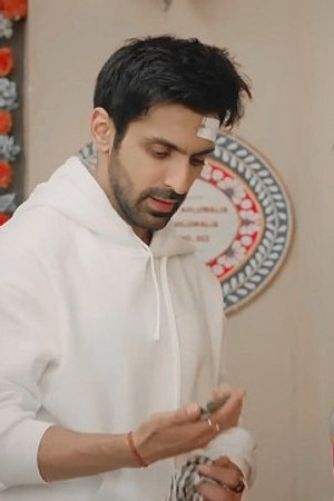 Virat shows Amu a photo