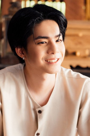 Eyes That Meet in a Sea of Longing