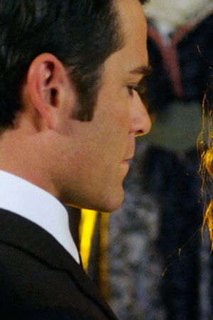 Murdoch v dámském oblečení