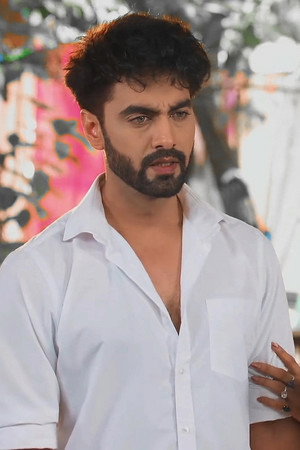 Abhira endures Kaveri's taunts