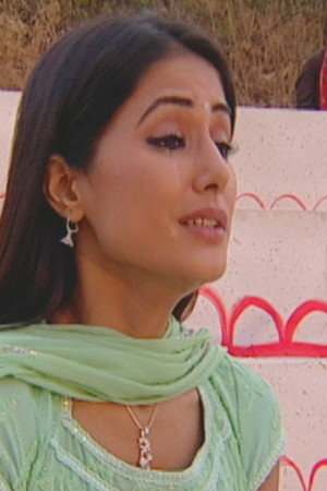 Akshara tries to apologise