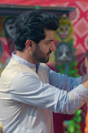 Dheeraj Eases Ashish's Pain