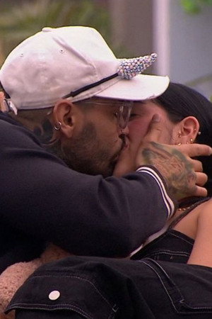 Besos van, besos vienen