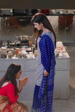 Geetanjali begs Abhira to fix her marriage