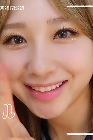 K-pop idol's sparkling make-up revealed