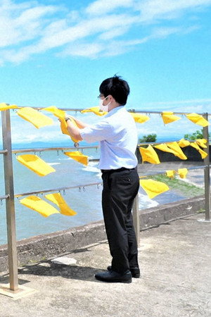 Fluttering Yellow Handkerchiefs at a Seaside Station