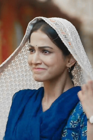 Purvi takes a photo of Siddhu