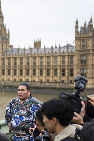 Sumo wrestlers, heavyweights of diplomacy