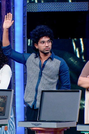 Agnipareeksha: Guests Arrive with Mystery Boxes