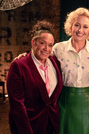 Vika & Linda Bull