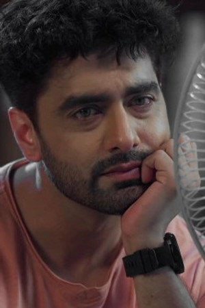 Armaan admires Abhira from afar