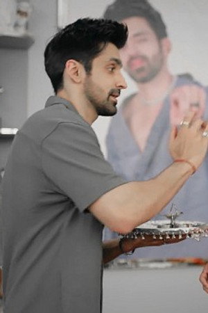 Virat applies sindoor and haldi on Amruta