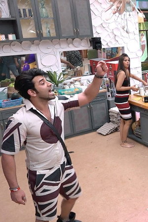 Sanskaari Playboy vs the BB House!