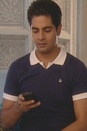 Akshara's calls go unanswered