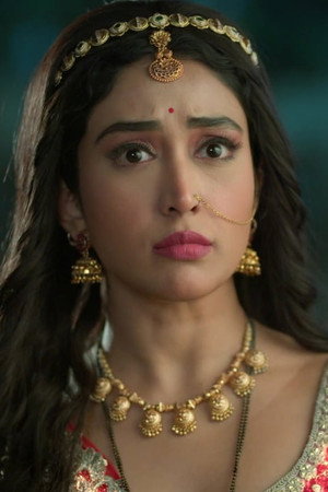 Geeta is Frightened After Seeing a Ghost