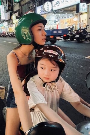 Left-Handed Girl