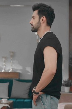 Amruta apologises to Rajeev