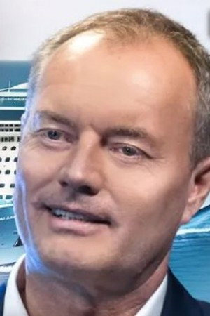 CRUISE DIRECTOR: HIS WILDEST ANECDOTES (ORGIES, ED SHEERAN…)