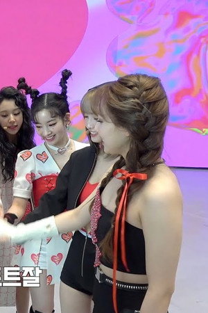 TWICE TV “MTV Fresh Out Live” Behind the Scenes