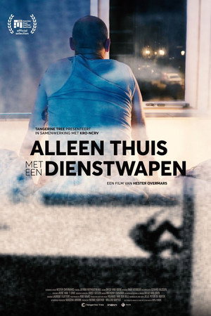 Alleen thuis met een dienstwapen poster