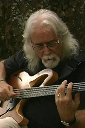 El bajo aguitarrado de Carles Benavent