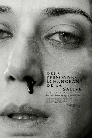 Deux personnes échangeant de la salive
