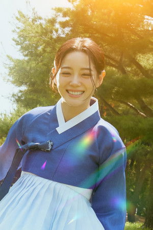 Ay, Nehrin içinden akıyor