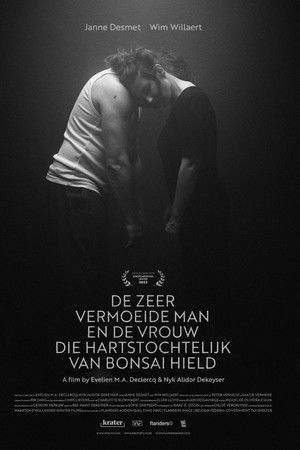 De zeer vermoeide man en de vrouw die hartstochtelijk van bonsai hield