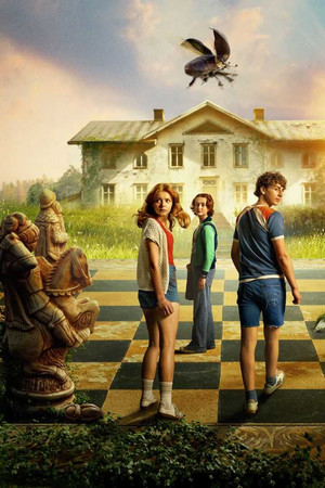 Tordyveln flyger i skymningen