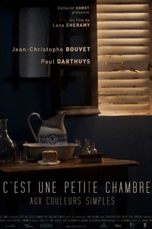 C'est une petite chambre aux couleurs simples