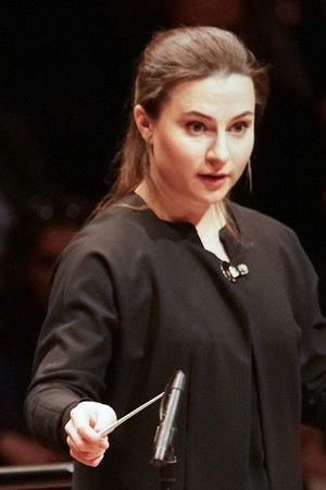 Liubov Nosova dirige le Paris Mozart Orchestra La Maestra 2024